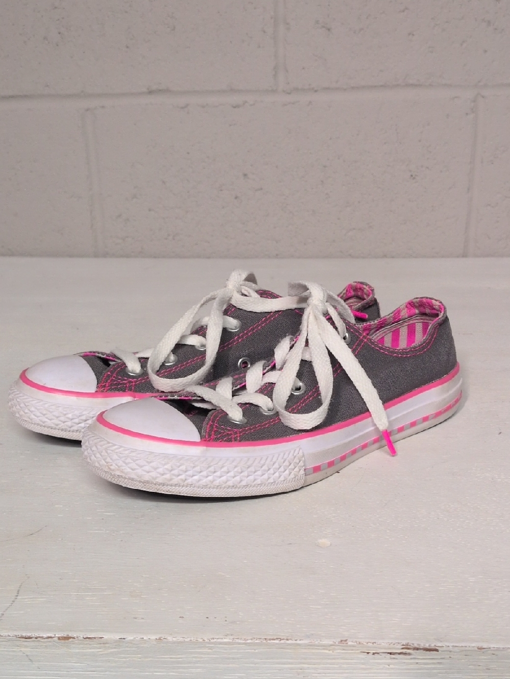 Converse Kids Low-Top Sneakers in Gray and Pink, Girl's Size 2
